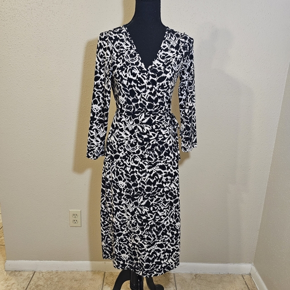Elegant Black and White Floral Dress - Picture 1 of 8